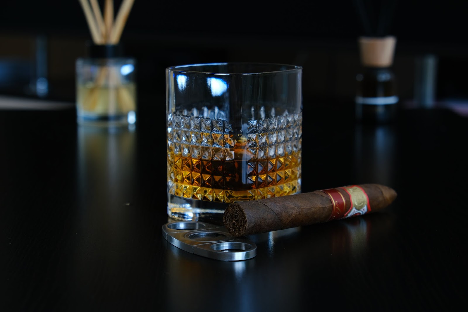 Why Smoking Cigars and Whisky Go Hand & Hand